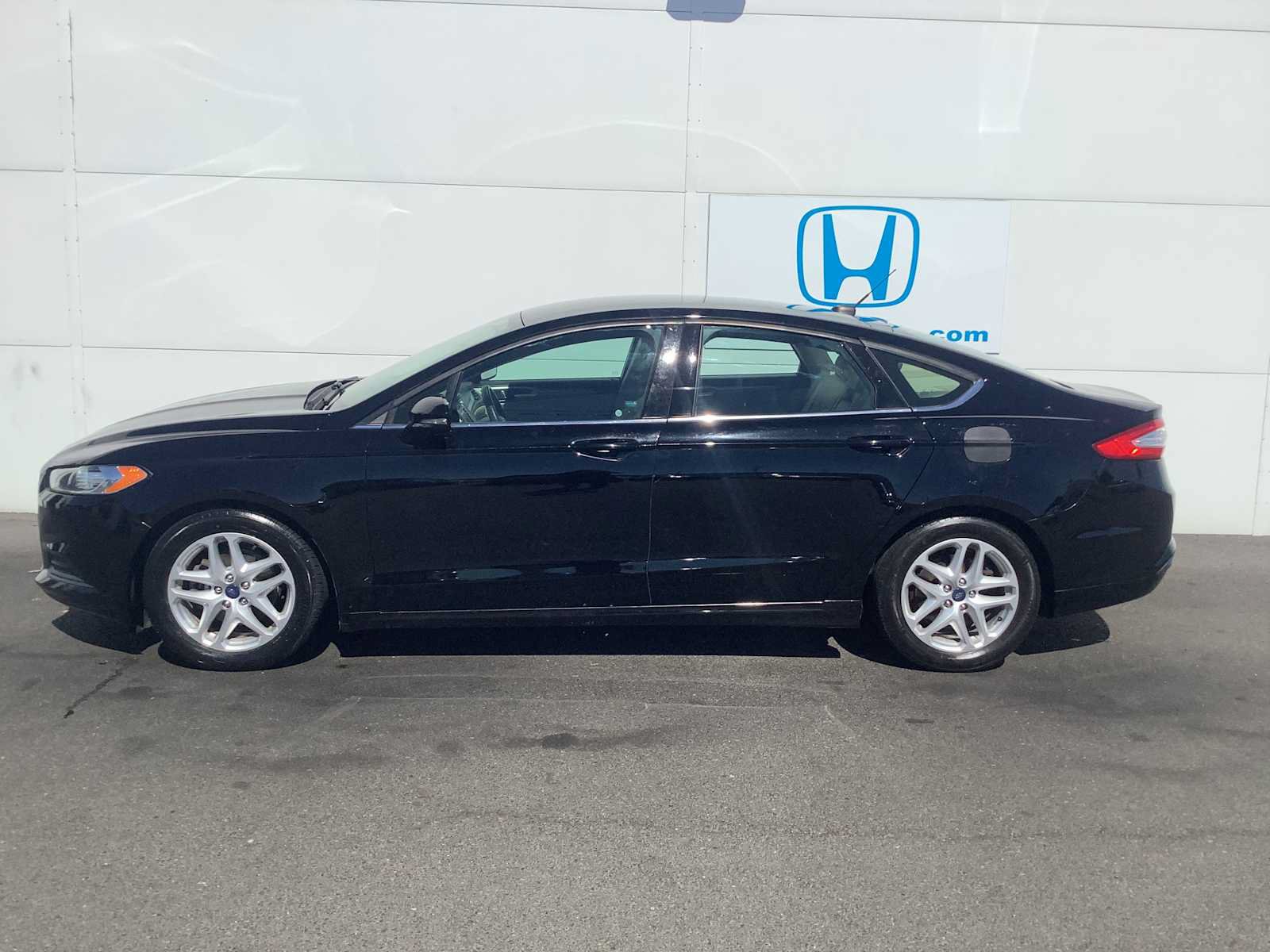 Used 2016 Ford Fusion SE FWD image 3