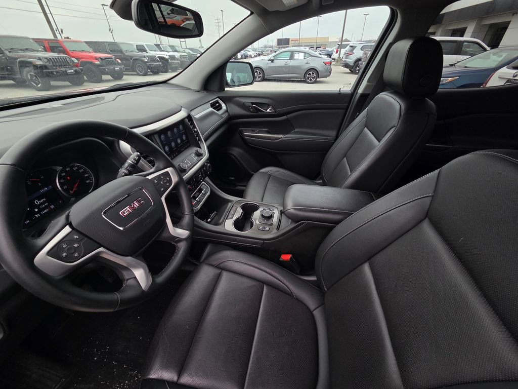 Used 2023 GMC Acadia SLT w/ Elevation Edition image 7