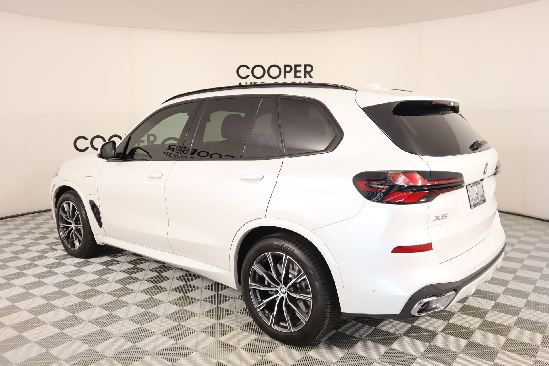 Used 2026 BMW X5 xDrive50e w/ M Sport Package image 24