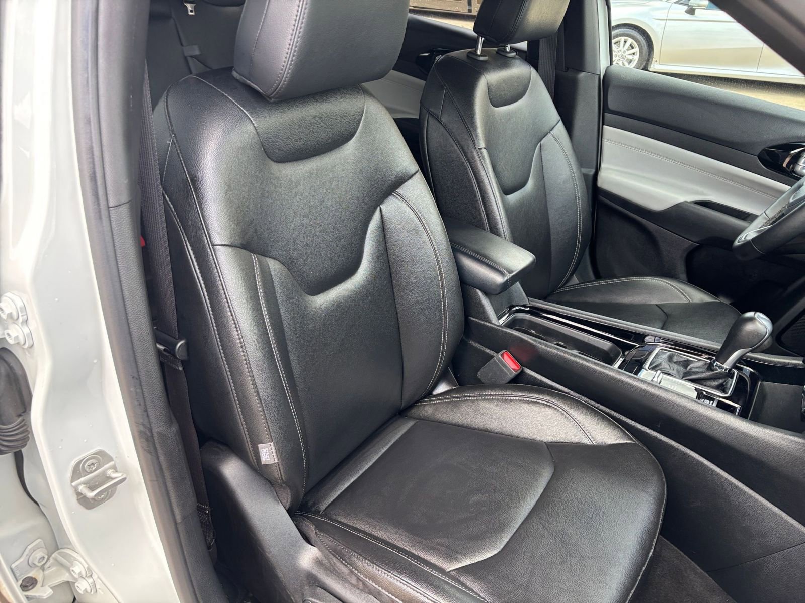 Used 2025 Jeep Compass Limited image 37