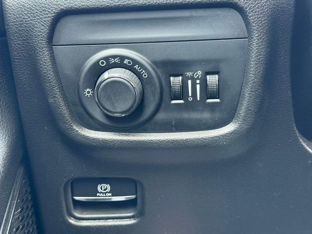 Used 2024 Jeep Grand Cherokee L Laredo image 10