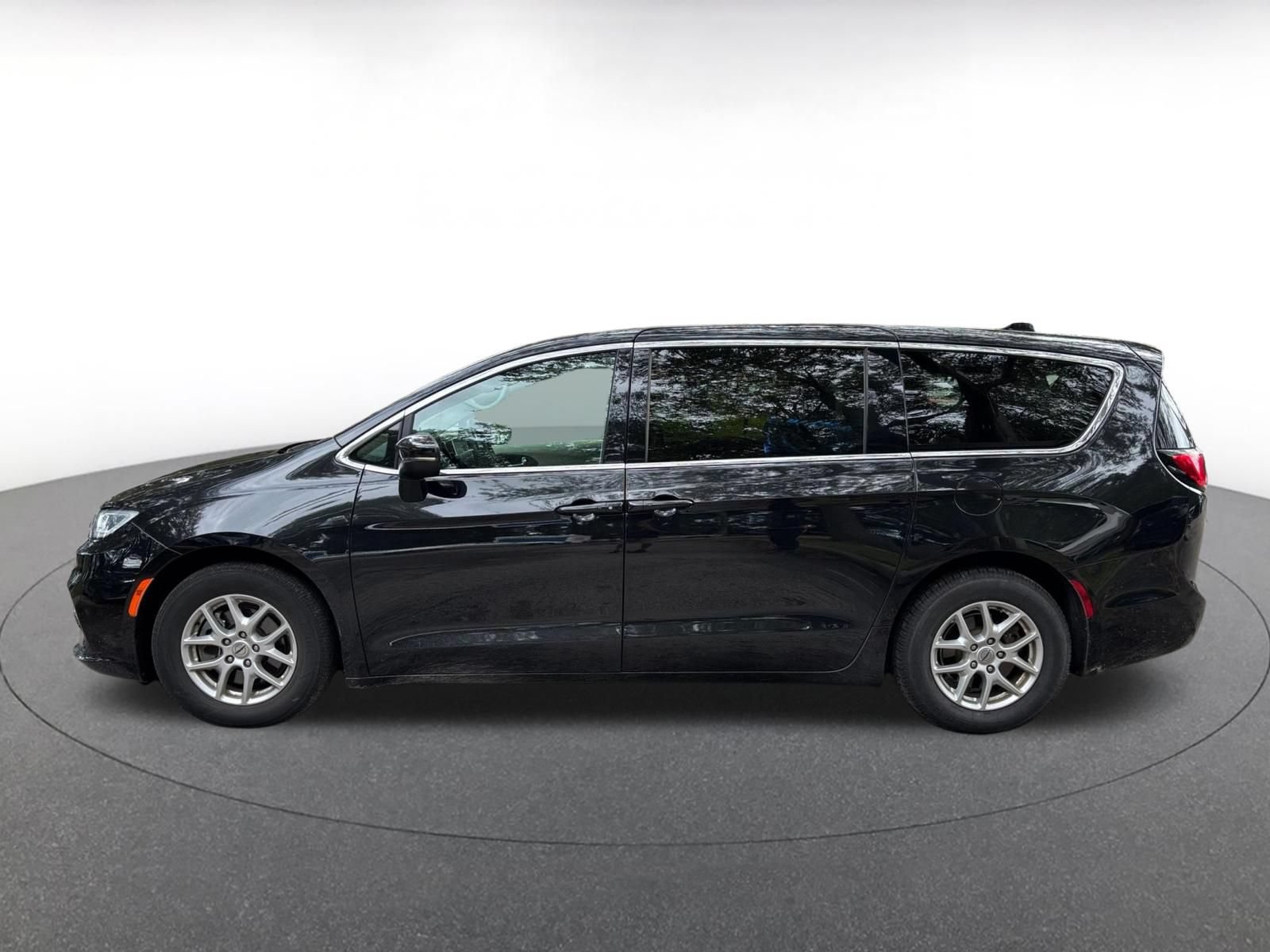 Used 2023 Chrysler Pacifica Touring-L FWD image 7