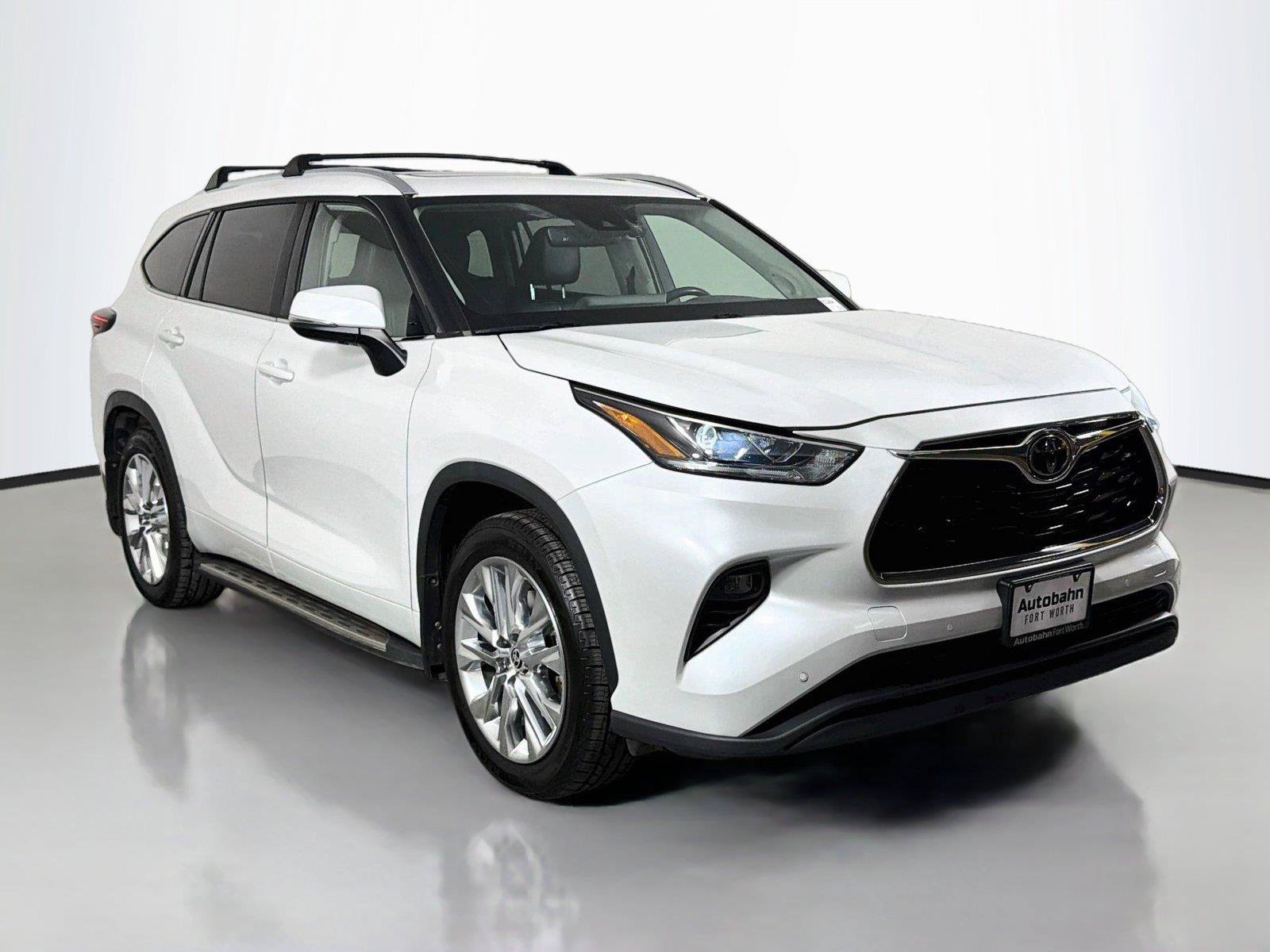 Used 2024 Toyota Highlander Limited FWD image 3