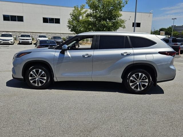 Used 2024 Toyota Highlander XLE FWD image 5