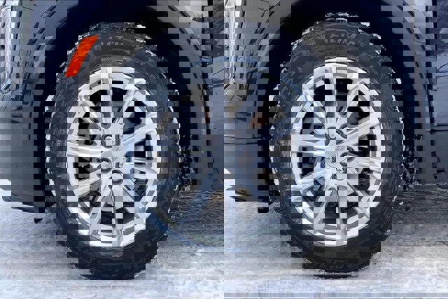 Used 2023 Cadillac XT4 Luxury w/ Cold Weather Package image 8