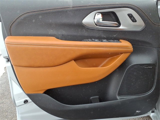 New 2026 Chrysler Pacifica Pinnacle image 10