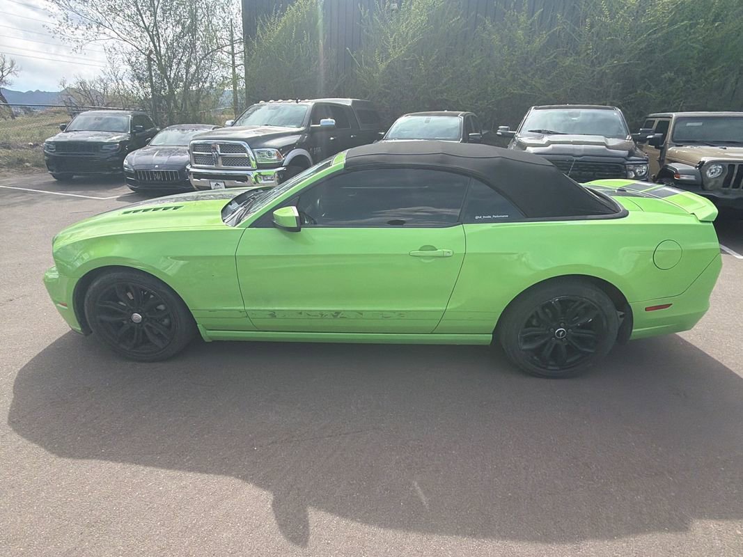 Used 2013 Ford Mustang GT Premium w/ Electronics Pkg RWD image 4