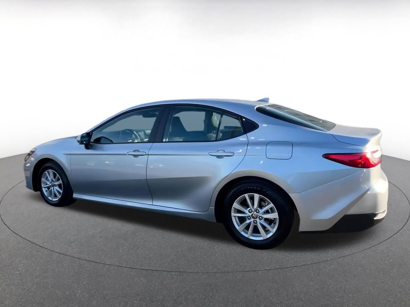 Used 2025 Toyota Camry LE image 10