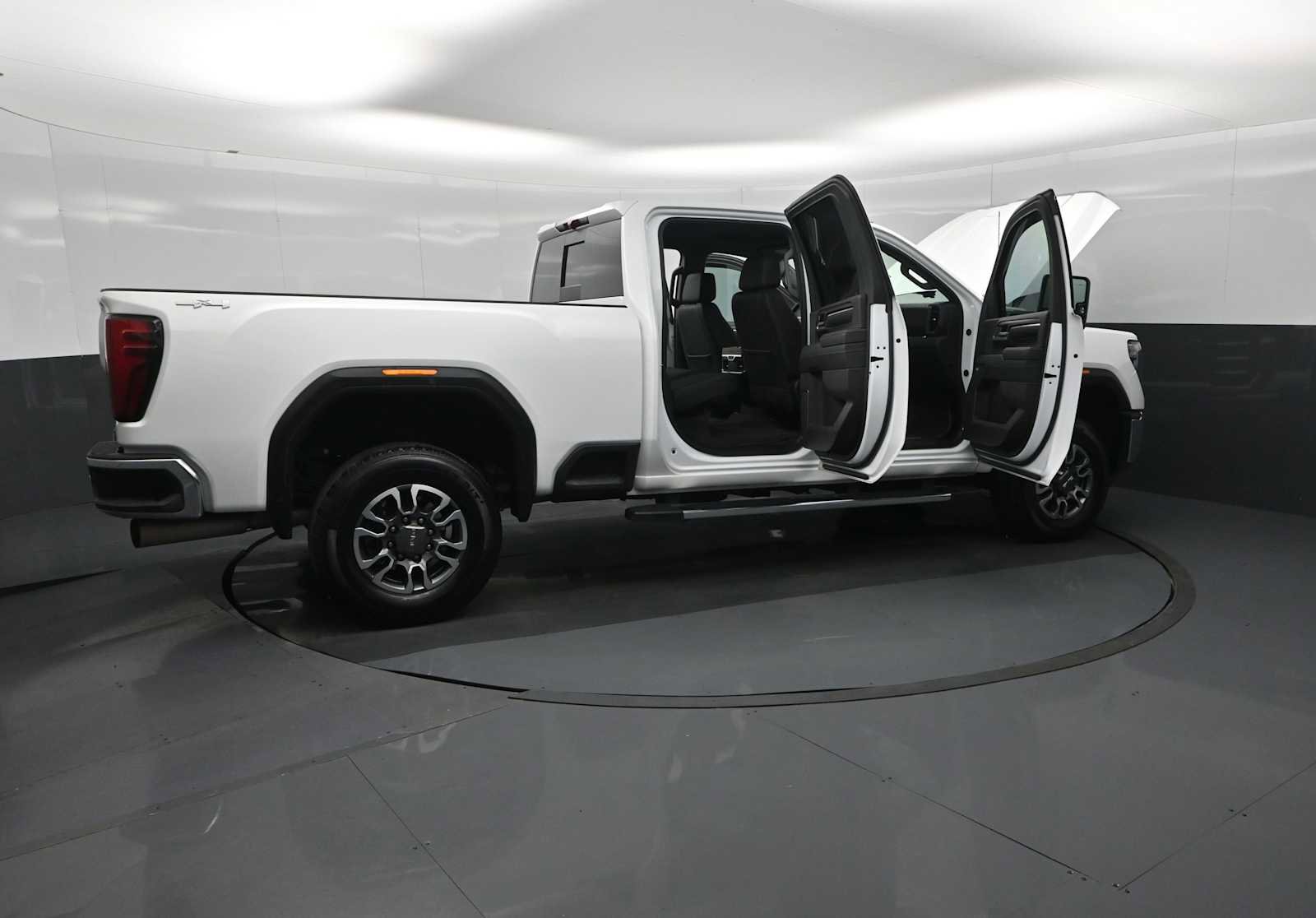 Used 2024 GMC Sierra 3500 SLT w/ SLT Premium Package image 28