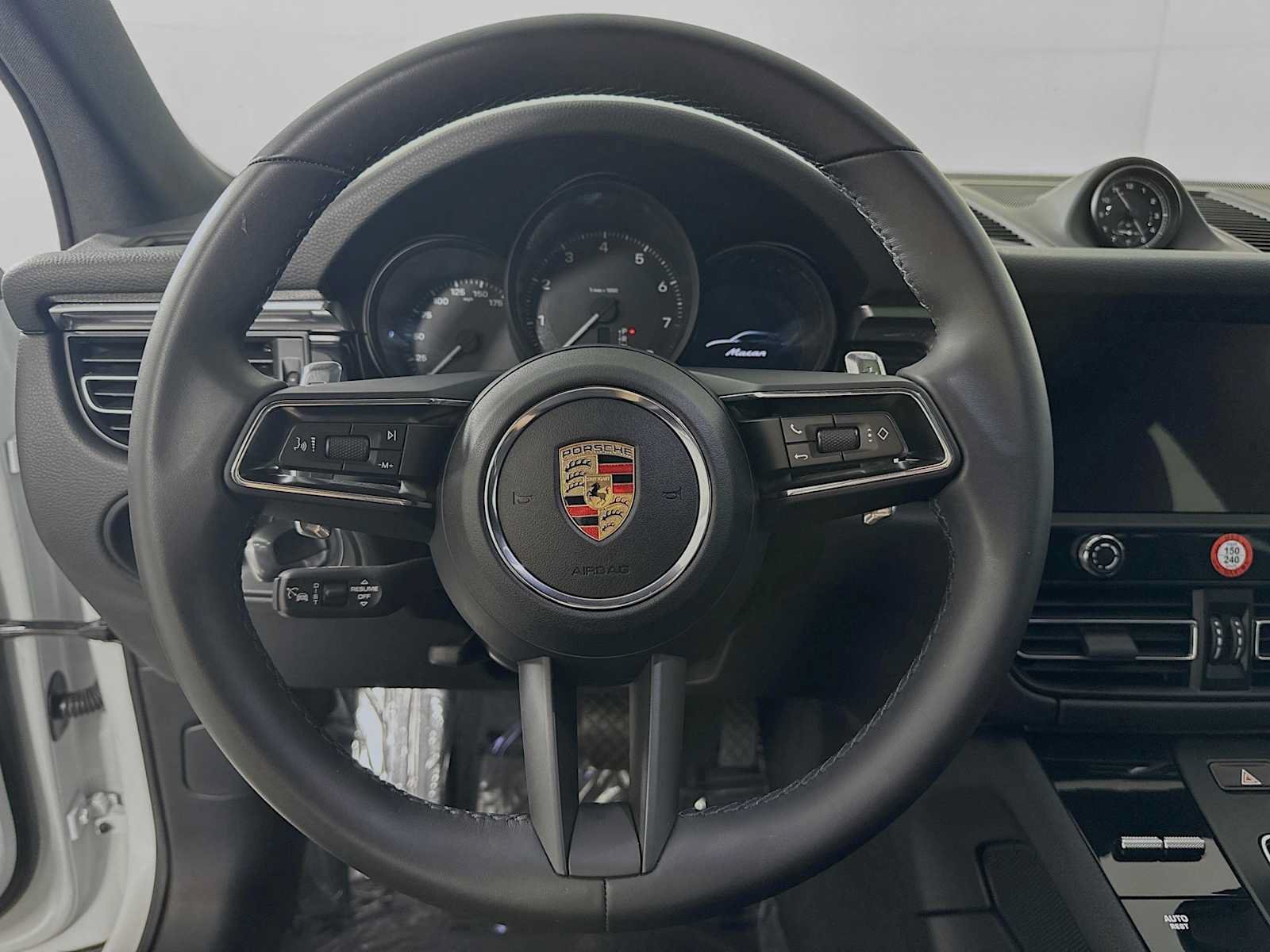 Certified 2025 Porsche Macan AWD/4WD image 15