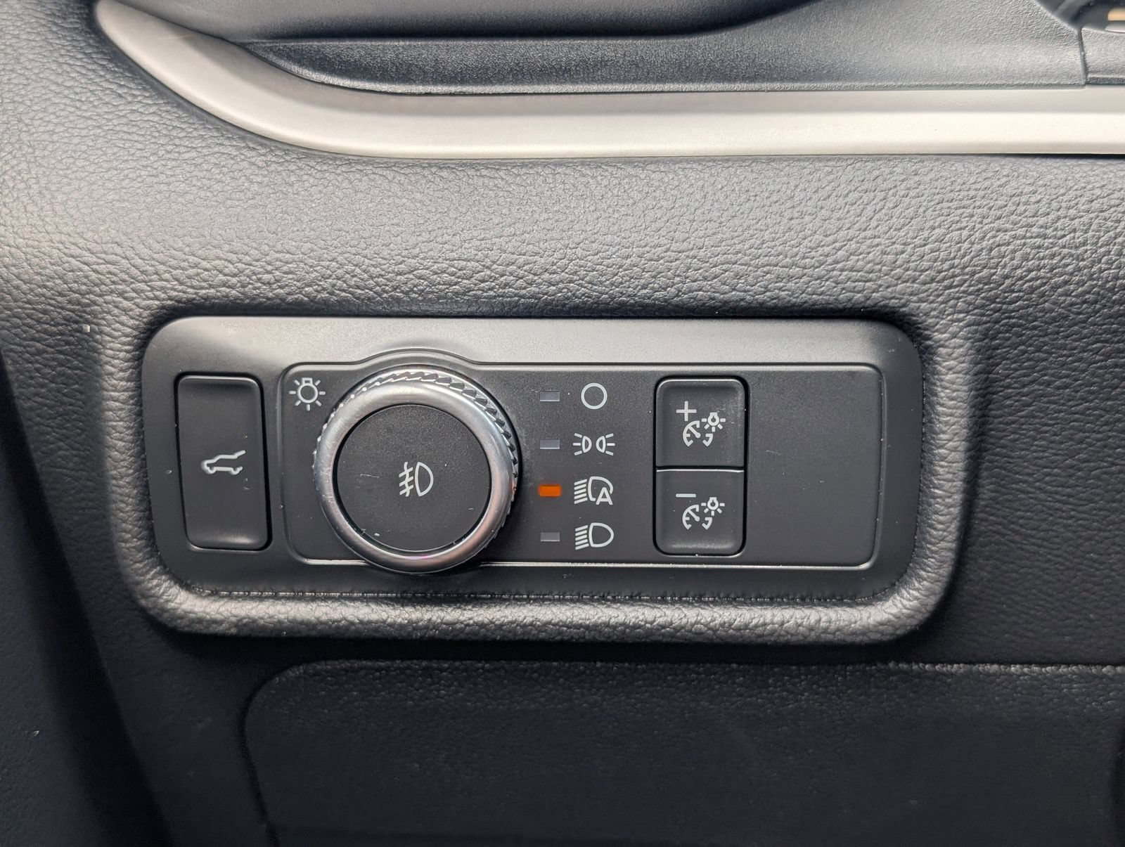 Used 2020 Ford Explorer XLT w/ Equipment Group 202A AWD/4WD image 25