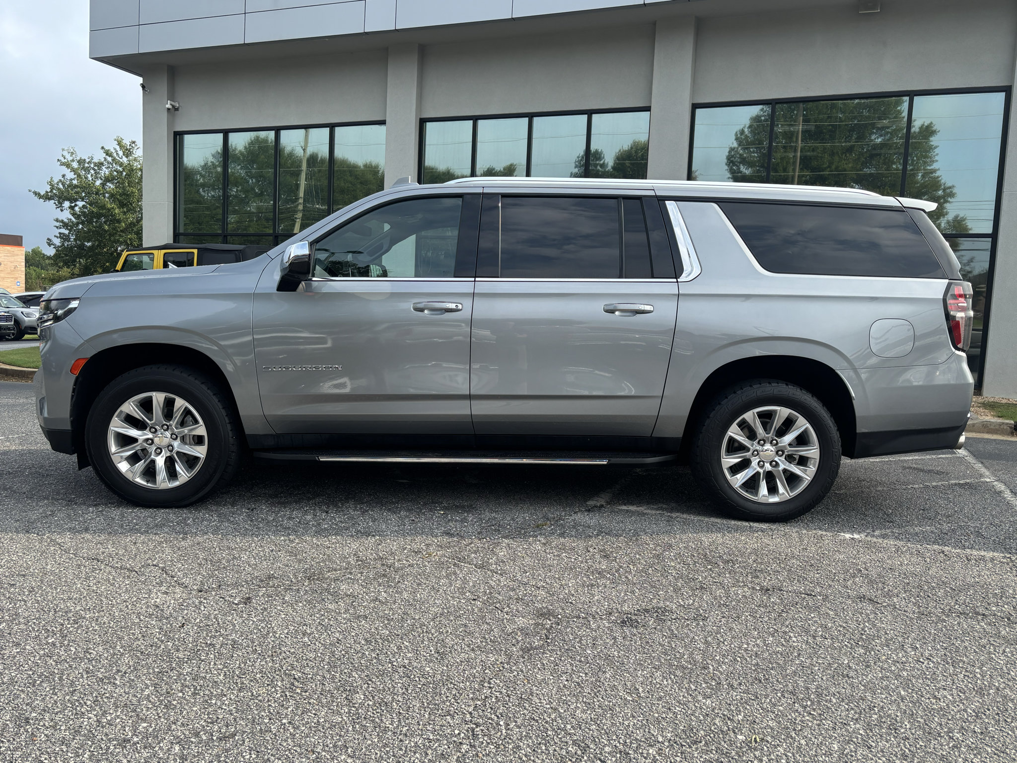 Used 2023 Chevrolet Suburban Premier AWD/4WD image 4