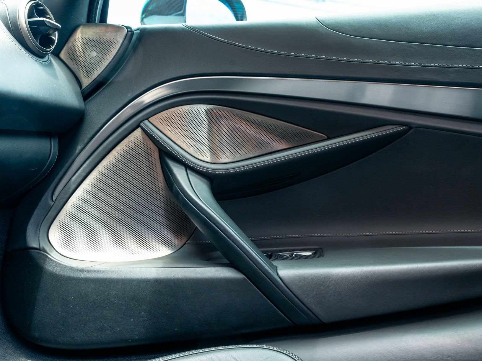 Used 2018 McLaren 720S Luxury RWD image 25