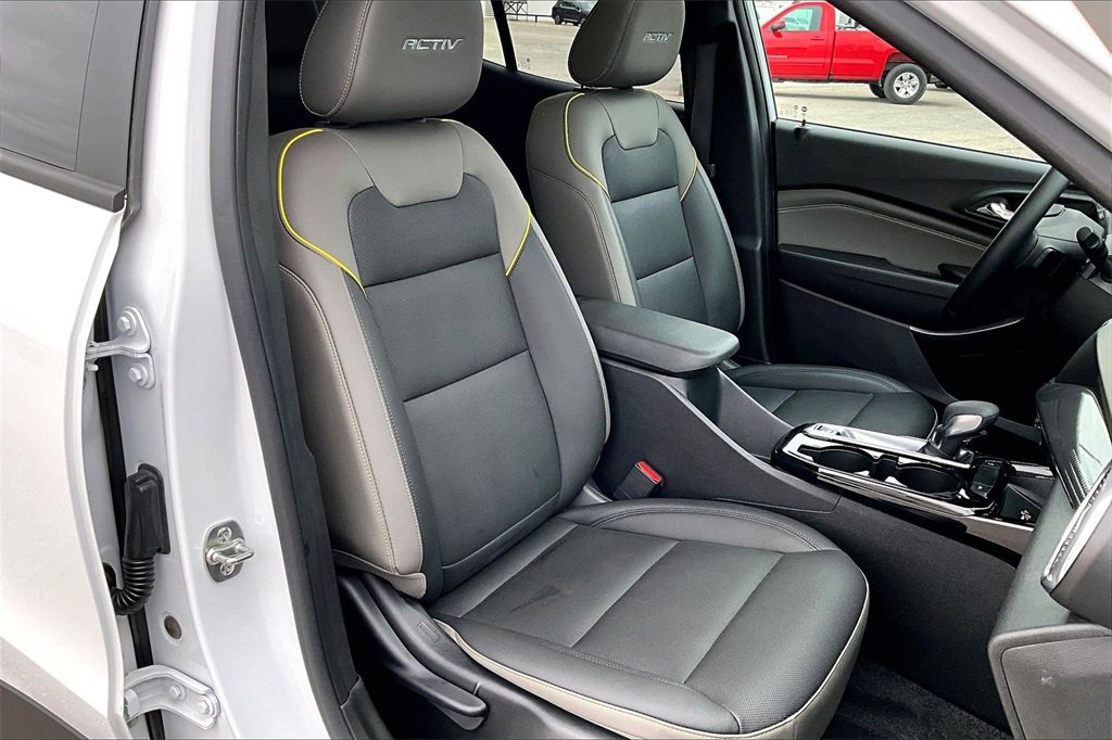 Used 2025 Chevrolet Trax ACTIV w/ Sunroof Package image 7