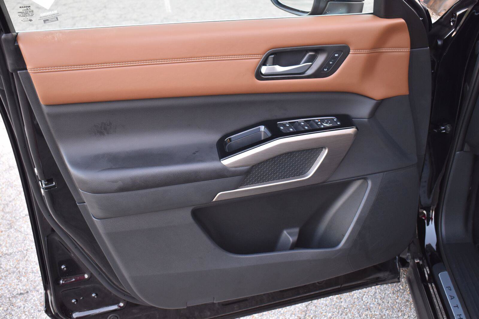 Used 2025 Nissan Pathfinder Platinum w/ Black Appearance Package FWD image 26