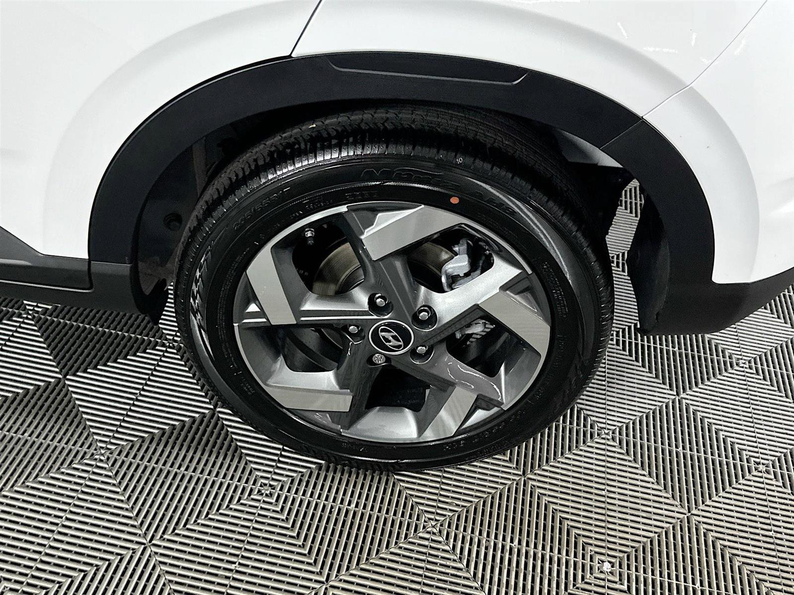 New 2025 Hyundai Venue SEL image 28