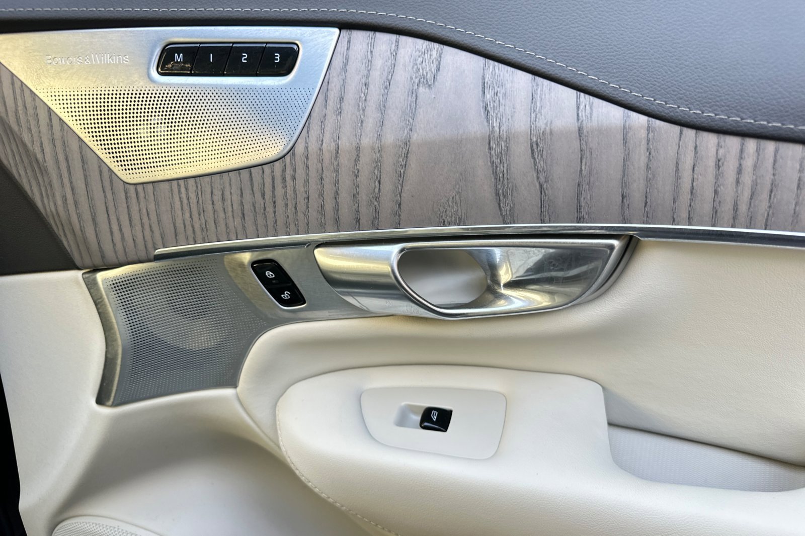 Used 2023 Volvo XC90 B6 Ultimate w/ Lounge Package image 20