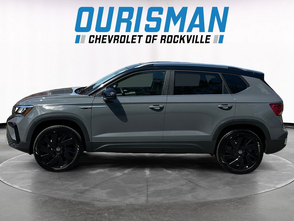 Used 2024 Volkswagen Taos SE w/ Panoramic Sunroof Package AWD/4WD image 3