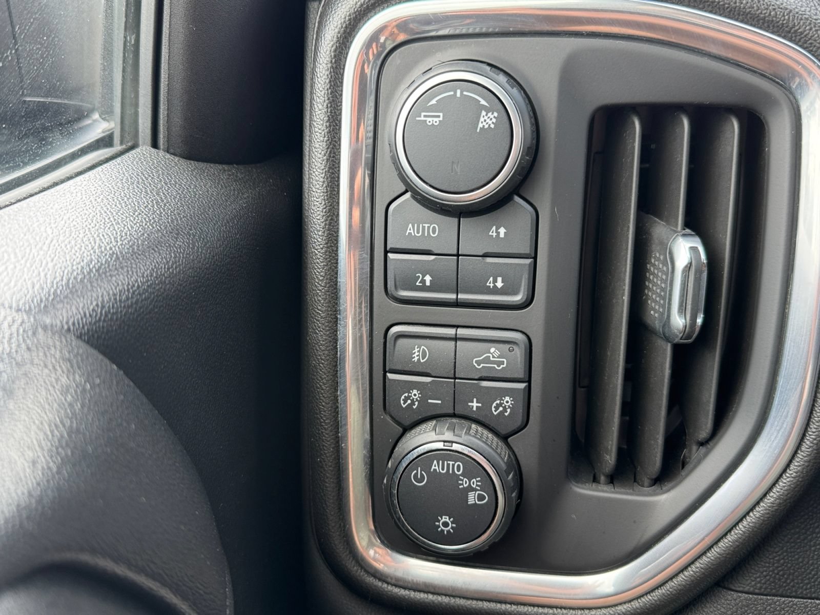 Used 2019 Chevrolet Silverado 1500 LT Trail Boss w/ Convenience Package AWD/4WD image 18
