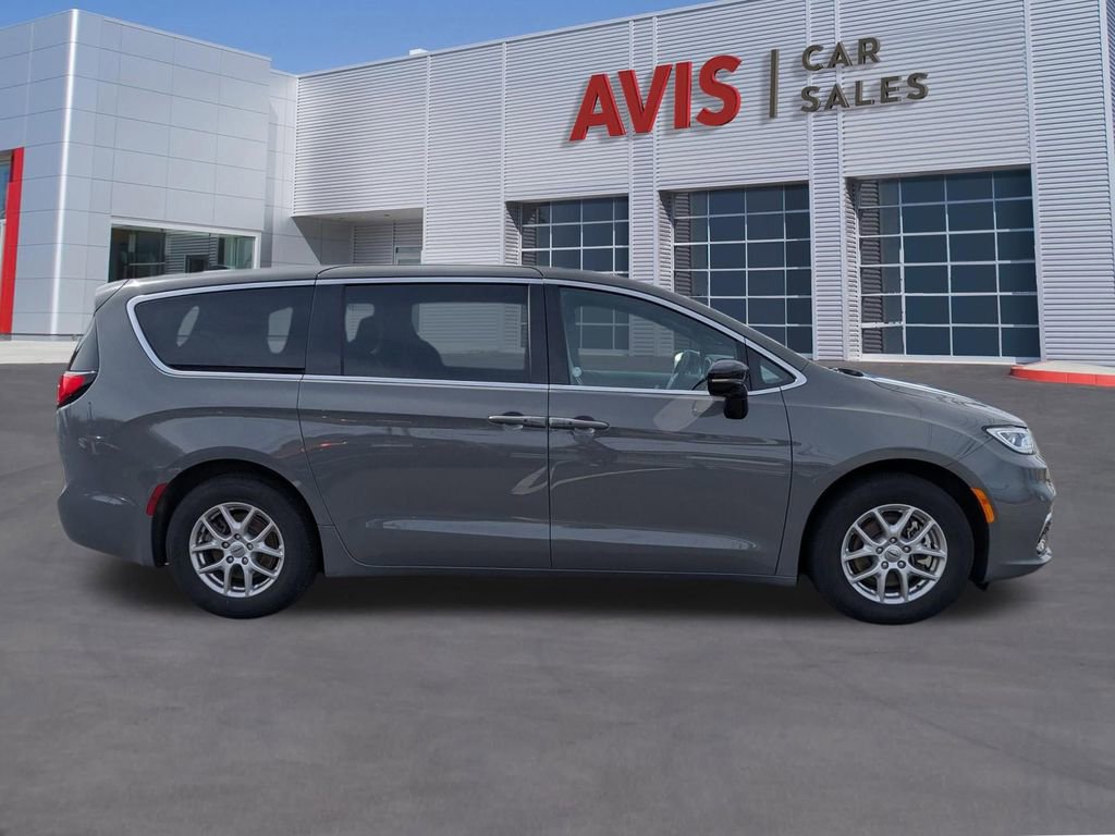 Used 2025 Chrysler Pacifica Select image 5