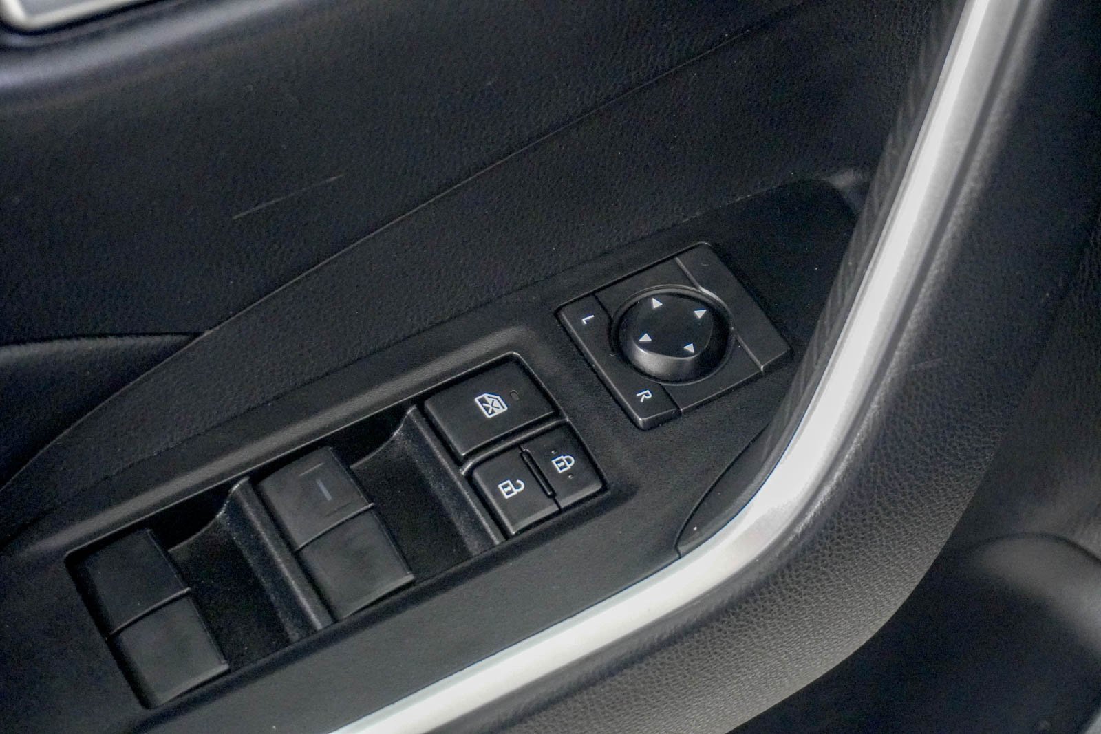 Used 2021 Toyota RAV4 XLE w/ XLE Grade Weather Package image 17