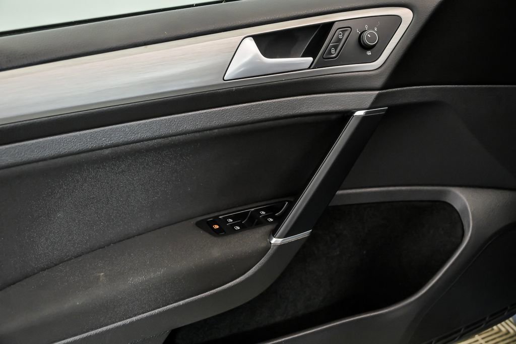 Used 2016 Volkswagen Golf S image 10