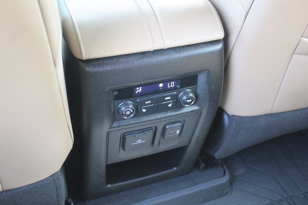 Used 2023 Chevrolet Traverse Premier FWD image 28