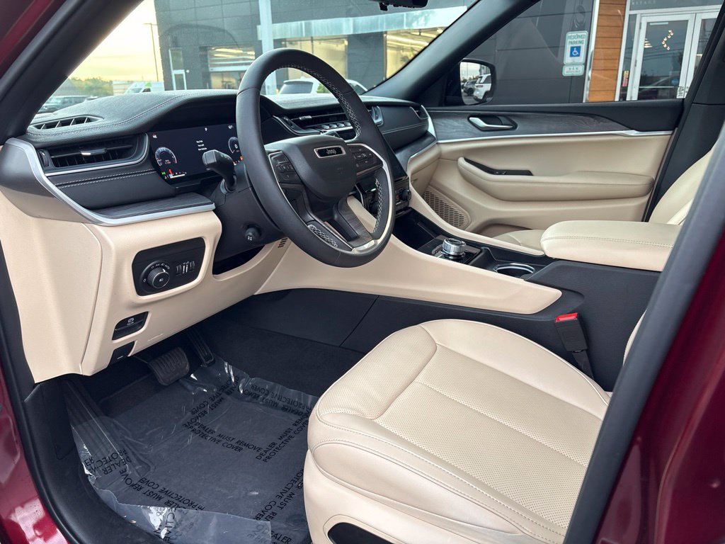 Used 2024 Jeep Grand Cherokee Limited w/ Luxury Tech Group II AWD/4WD image 16