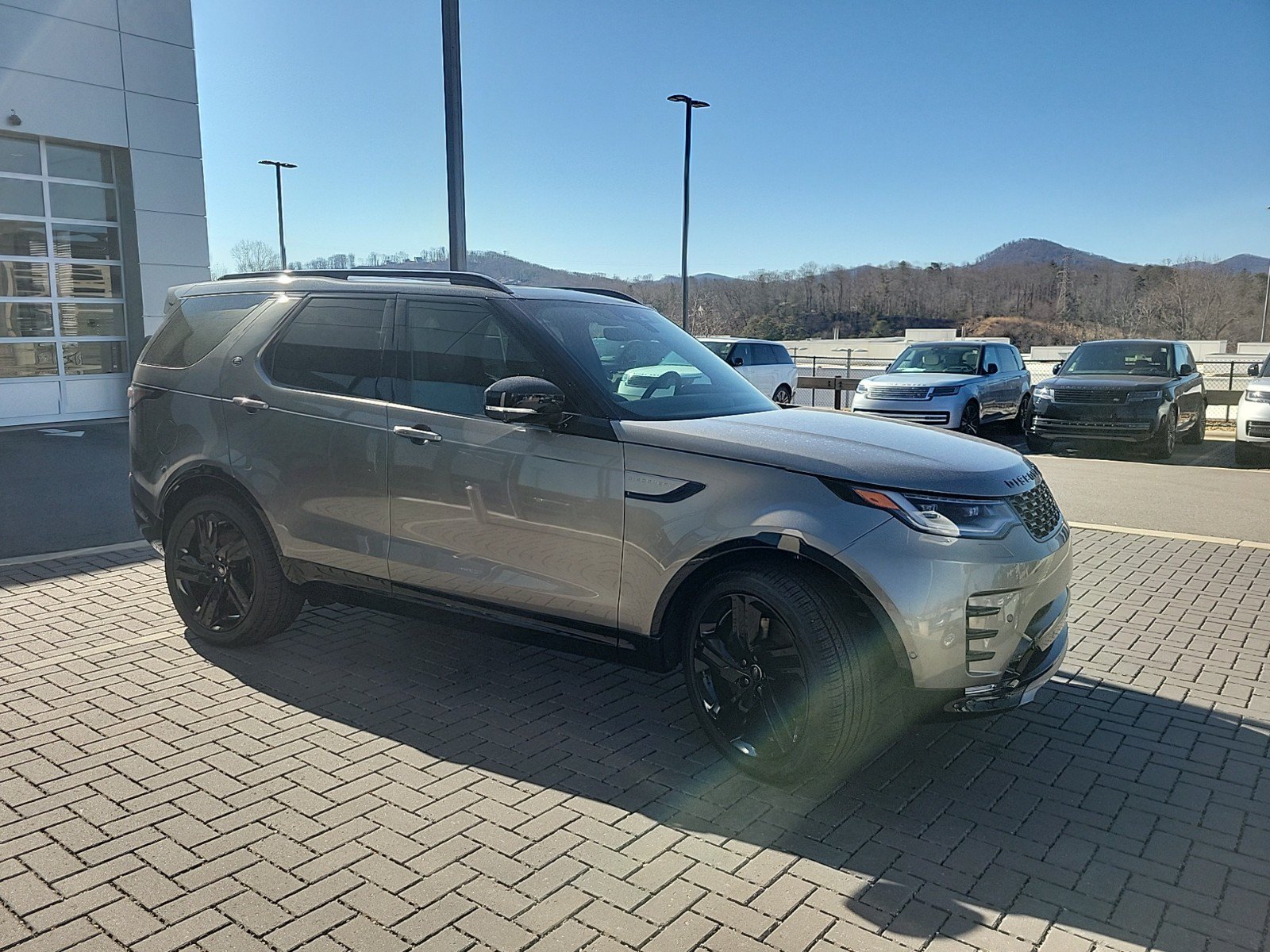 Certified 2025 Land Rover Discovery Dynamic SE AWD/4WD image 3