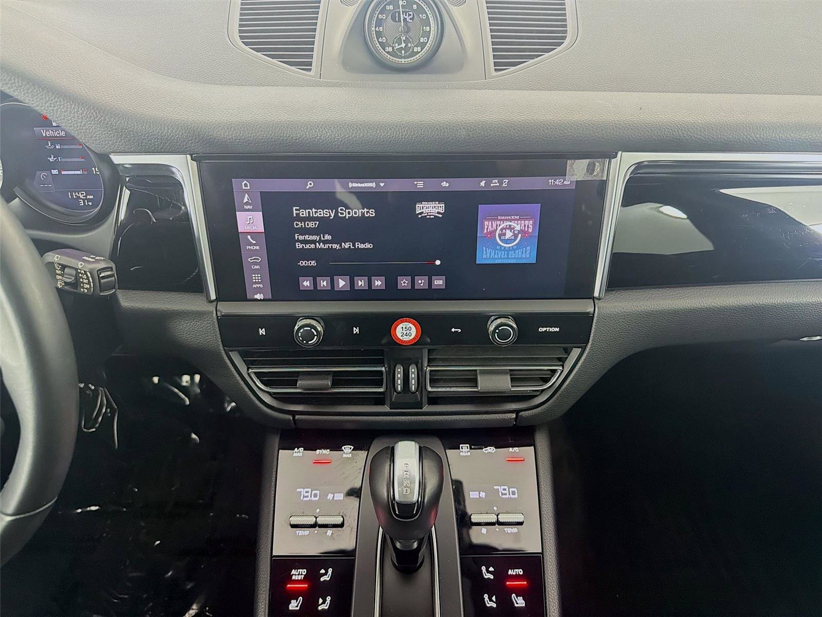 Certified 2023 Porsche Macan AWD/4WD image 18