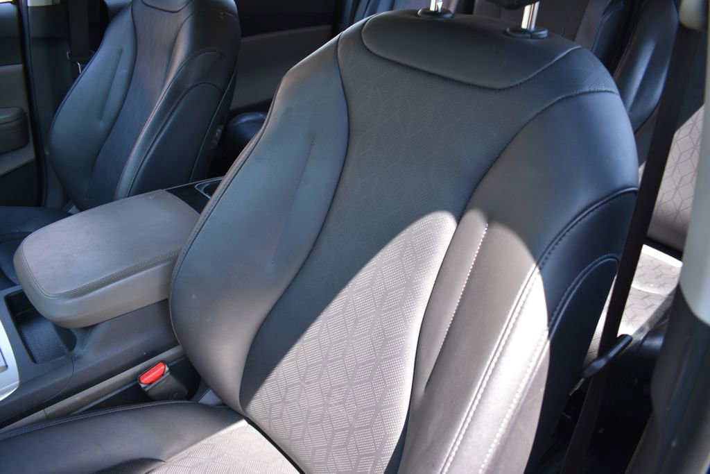 Used 2025 Kia Carnival FWD image 10