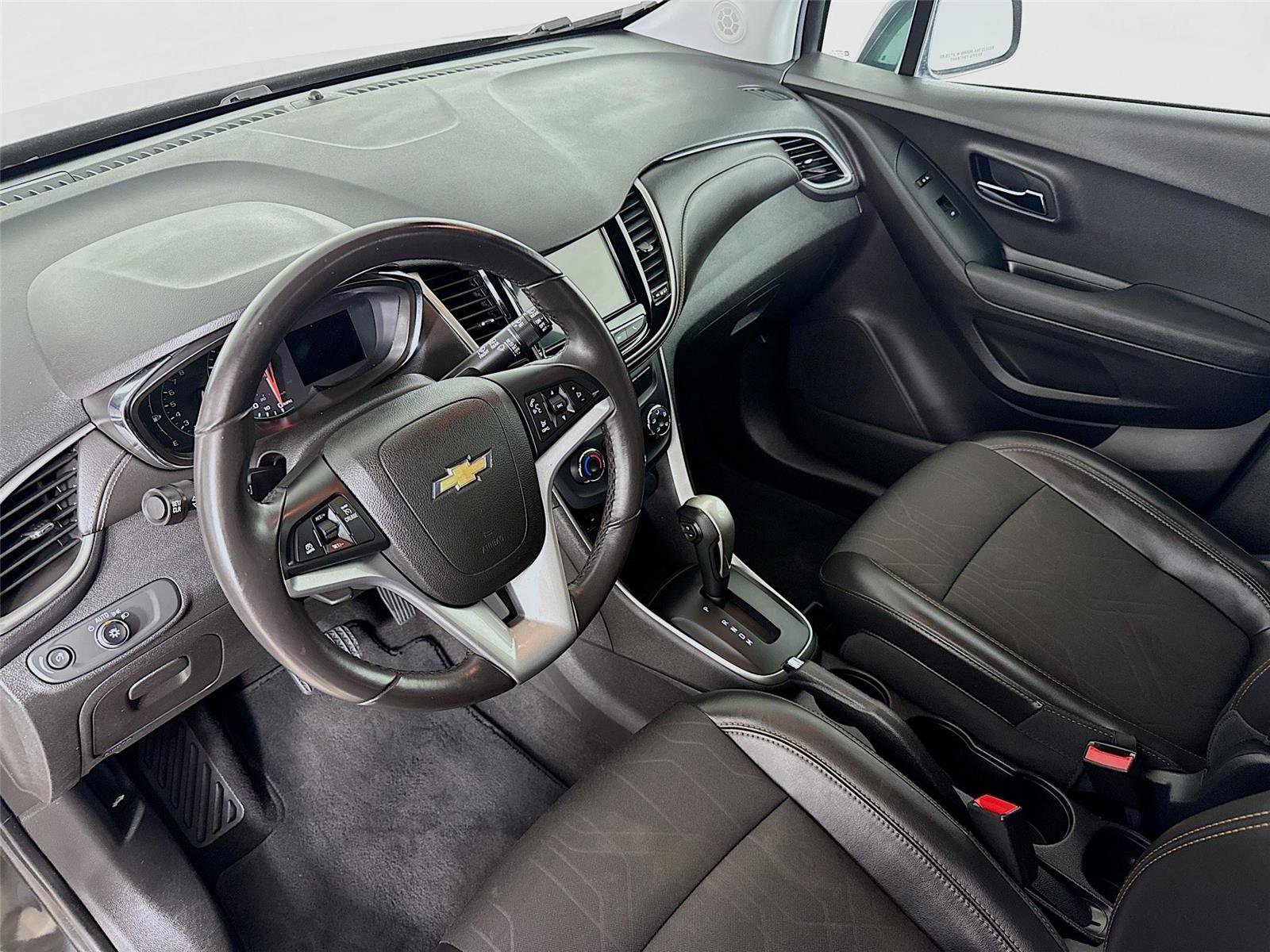 Used 2018 Chevrolet Trax LT w/ LT Convenience Package image 11