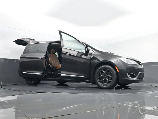 Used 2018 Chrysler Pacifica Limited FWD image 38