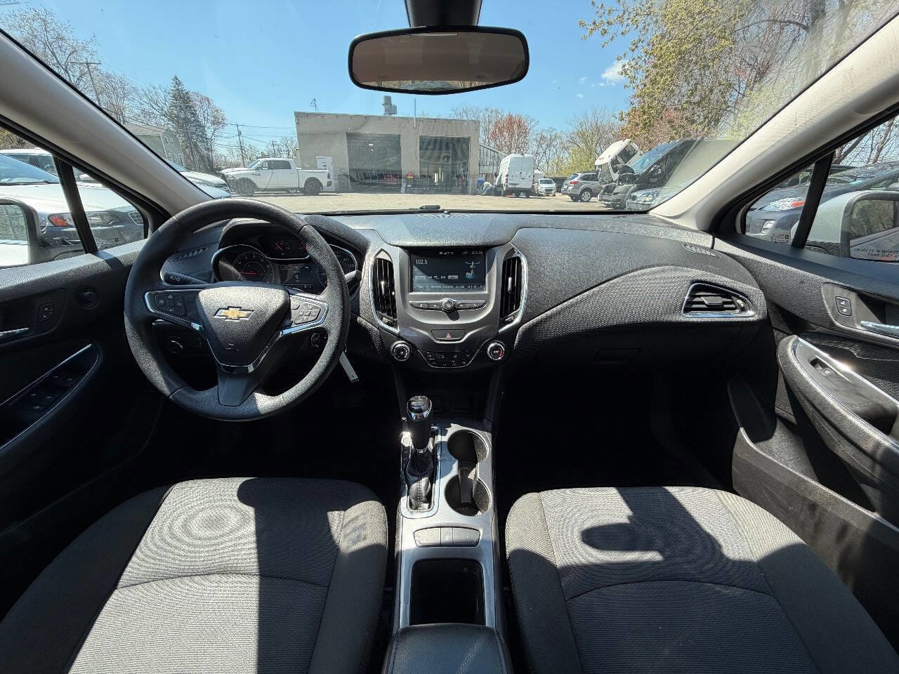 Used 2018 Chevrolet Cruze LT FWD image 2