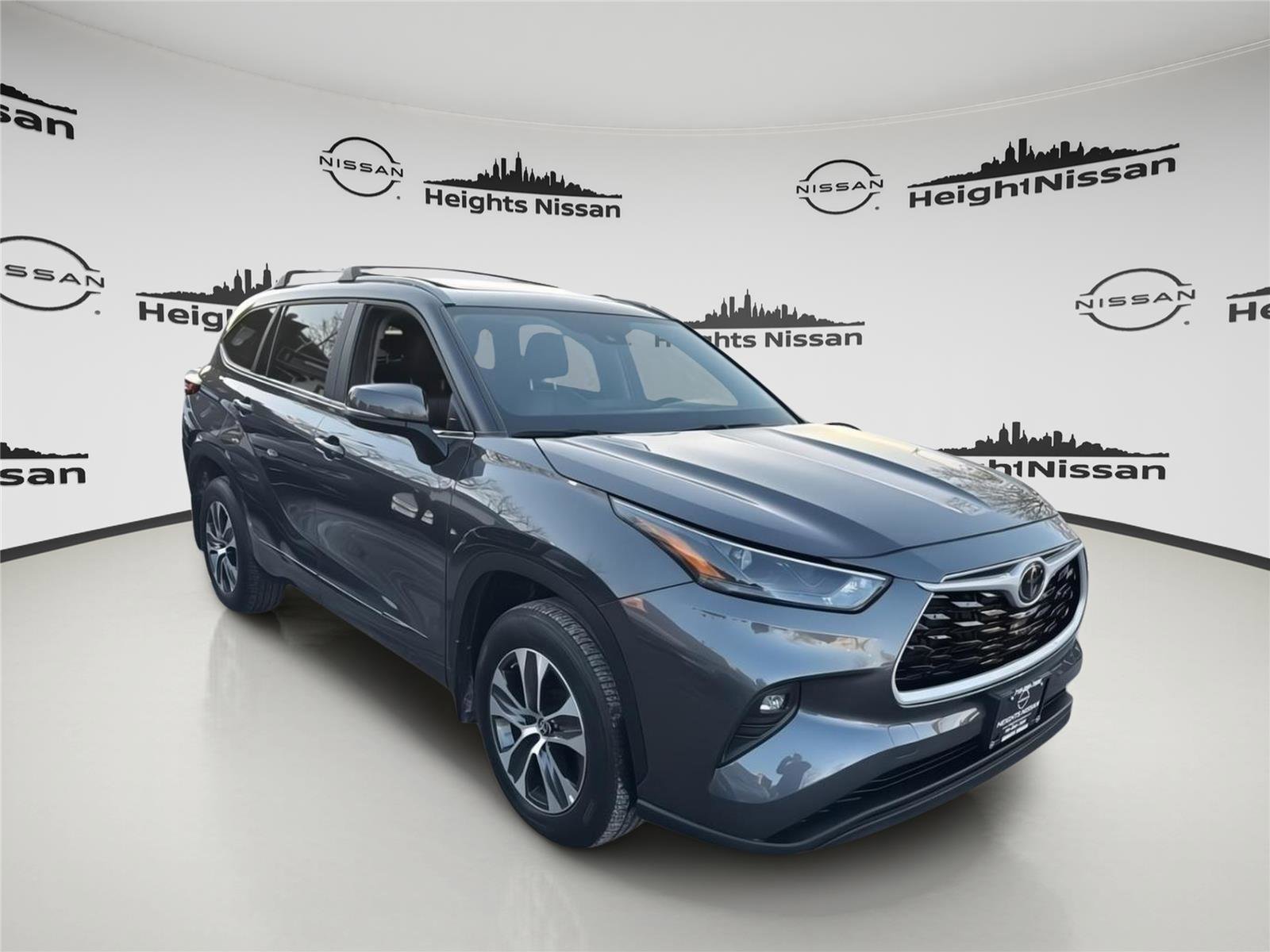 Used 2023 Toyota Highlander XLE image 6