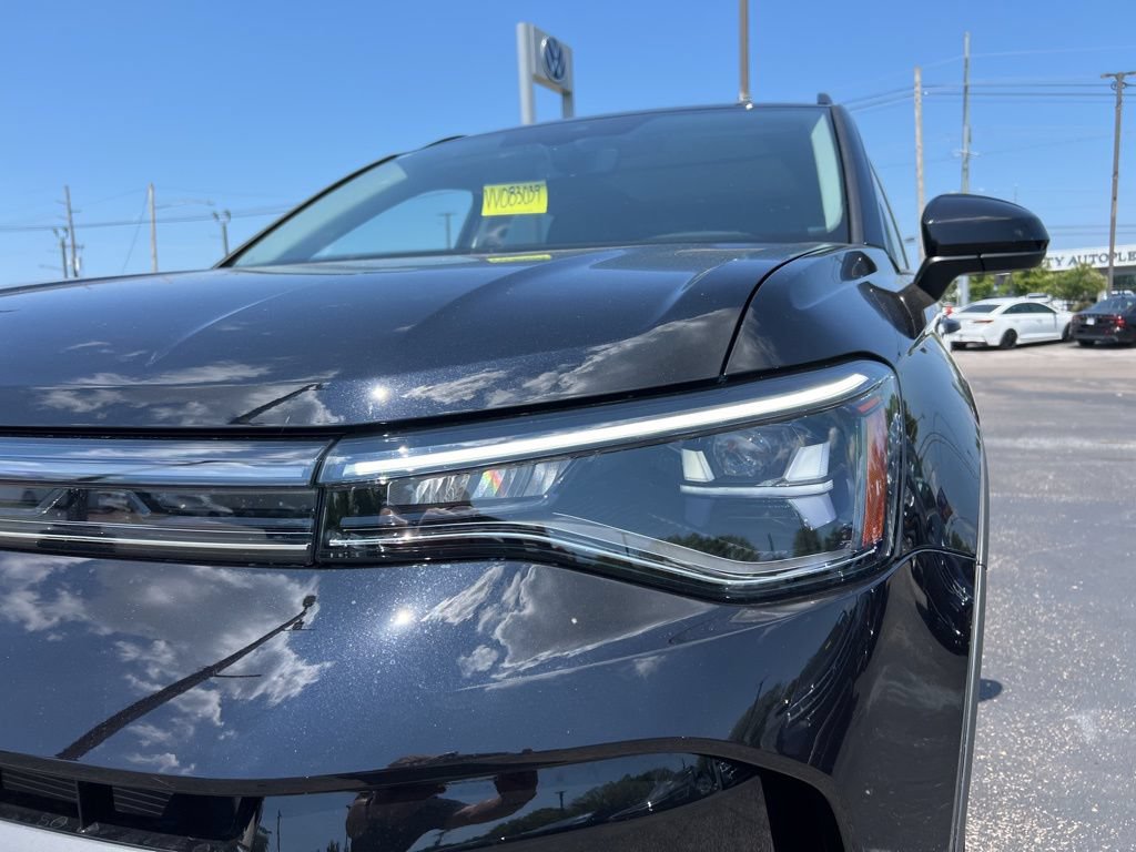 New 2025 Volkswagen Taos SE FWD image 9