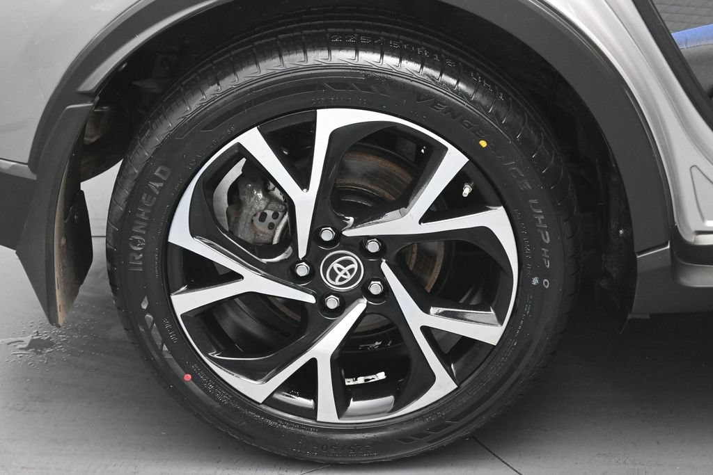 Used 2020 Toyota C-HR XLE FWD image 11