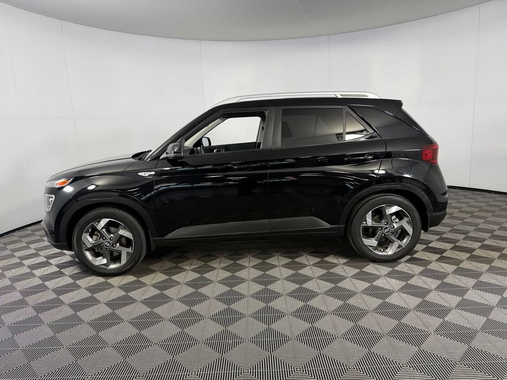 Used 2022 Hyundai Venue SEL FWD image 11