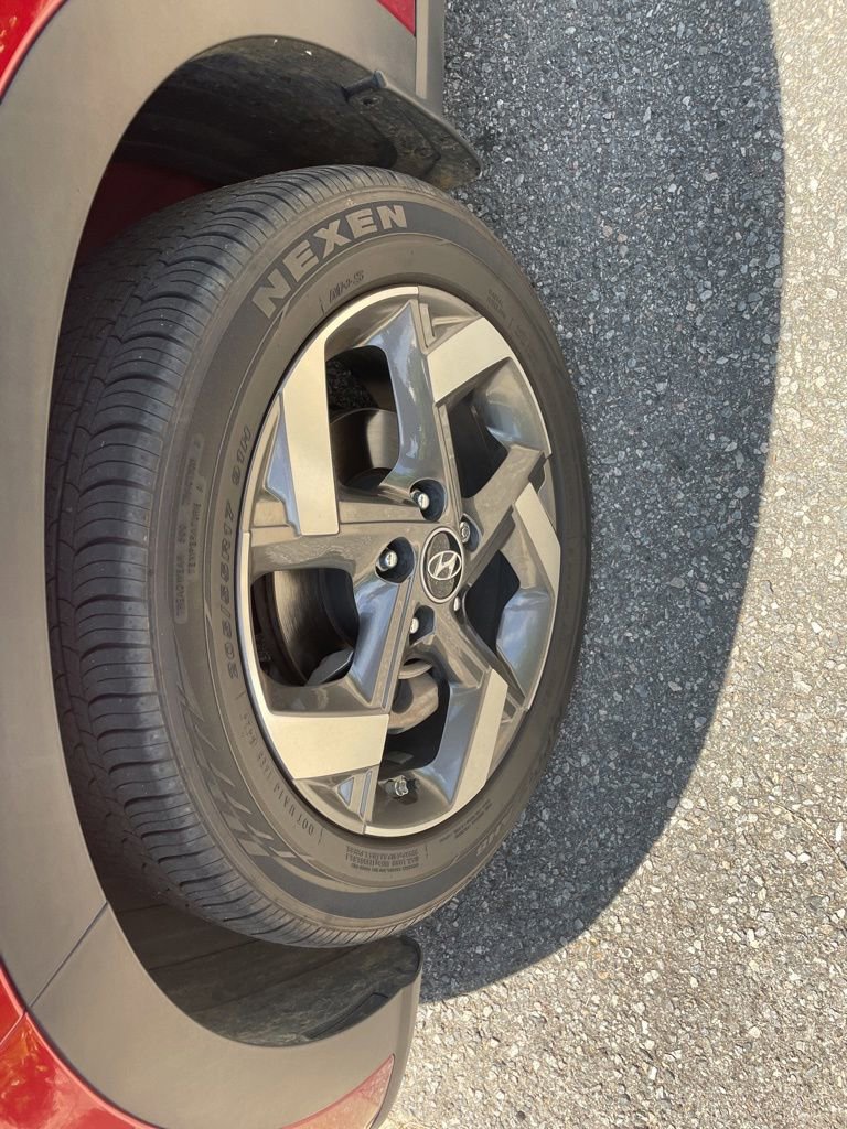 Used 2024 Hyundai Venue Limited FWD image 8