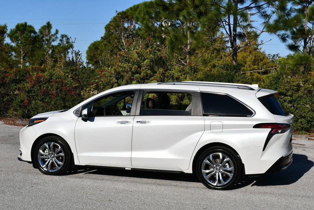 Used 2024 Toyota Sienna Platinum image 5