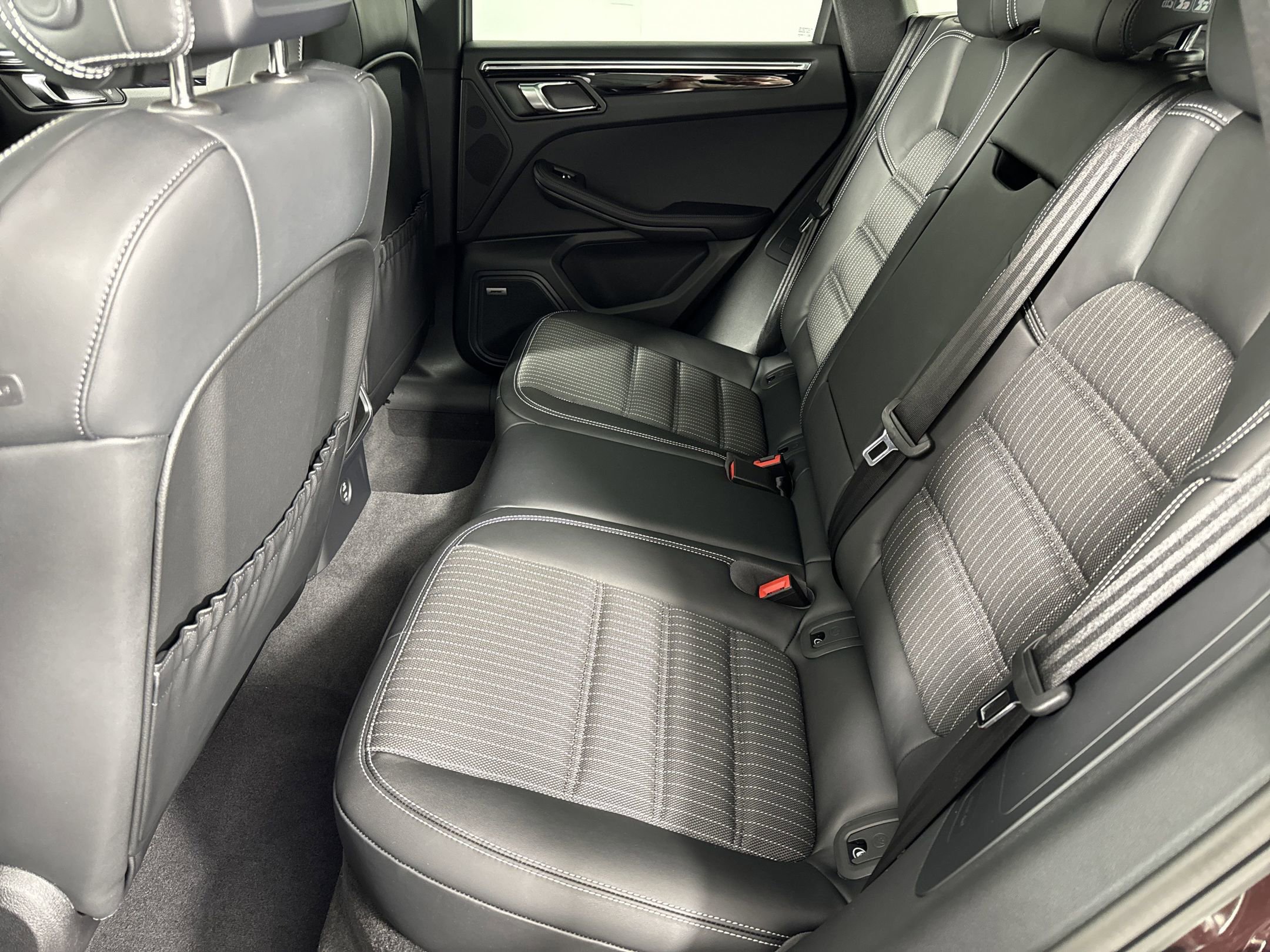 Certified 2025 Porsche Macan Turbo image 24