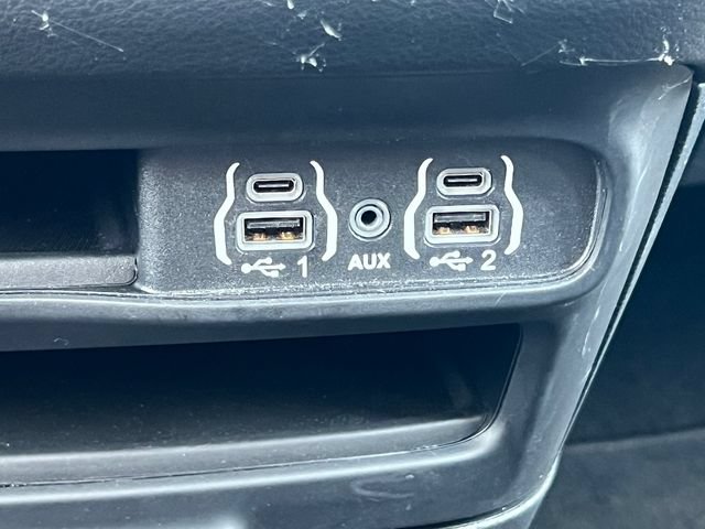Used 2025 Chrysler Pacifica Select FWD image 30
