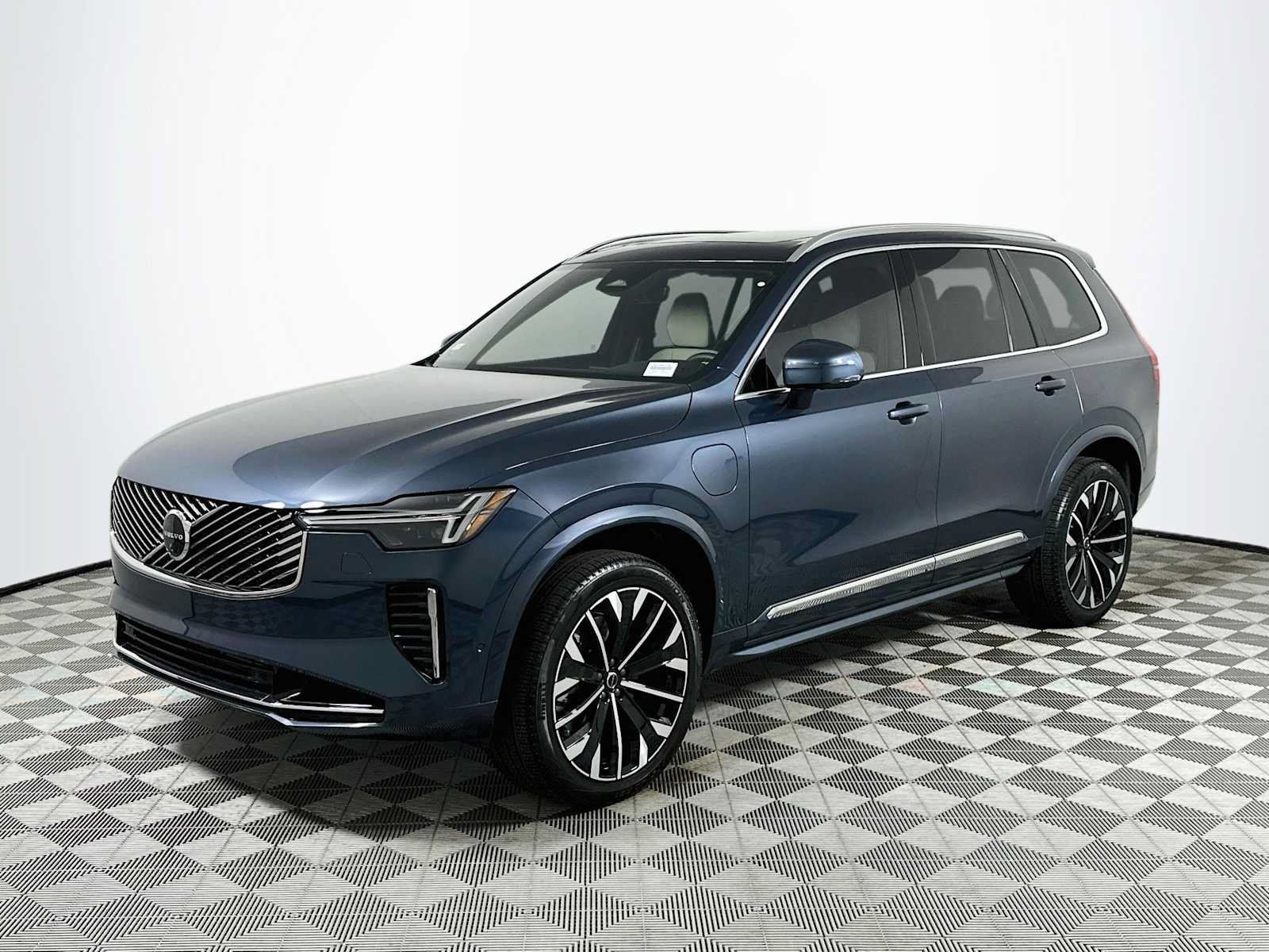 New 2026 Volvo XC90 T8 Plus w/ Protection Package AWD/4WD image 3