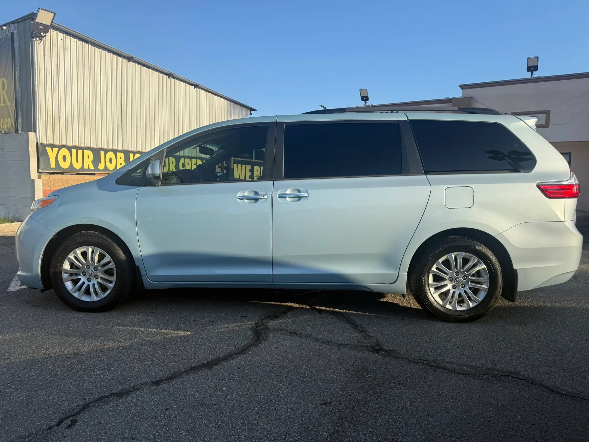Used 2017 Toyota Sienna XLE w/ XLE Navigation Package FWD image 2