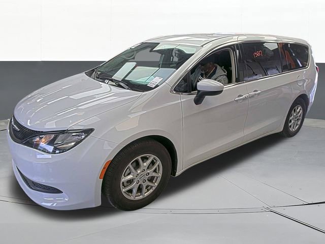 Used 2022 Chrysler Voyager LX FWD image 2