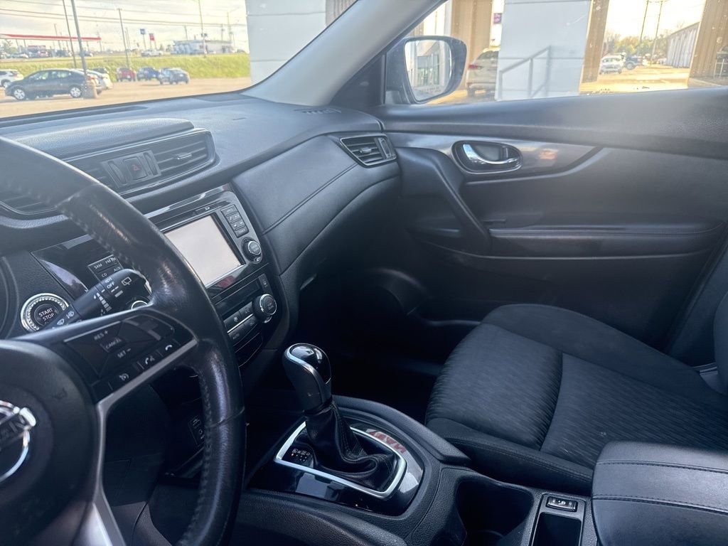 Used 2017 Nissan Rogue SV w/ SV Premium Package image 11