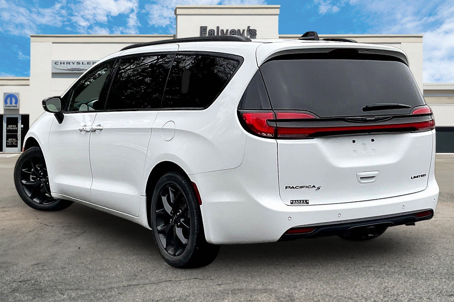 Used 2025 Chrysler Pacifica Limited w/ Trailer Tow Group FWD image 12