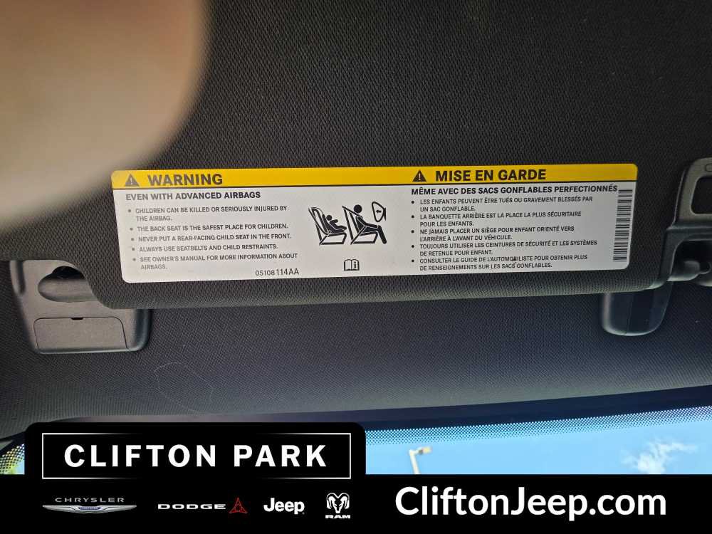 Used 2024 Jeep Grand Cherokee Laredo AWD/4WD image 27