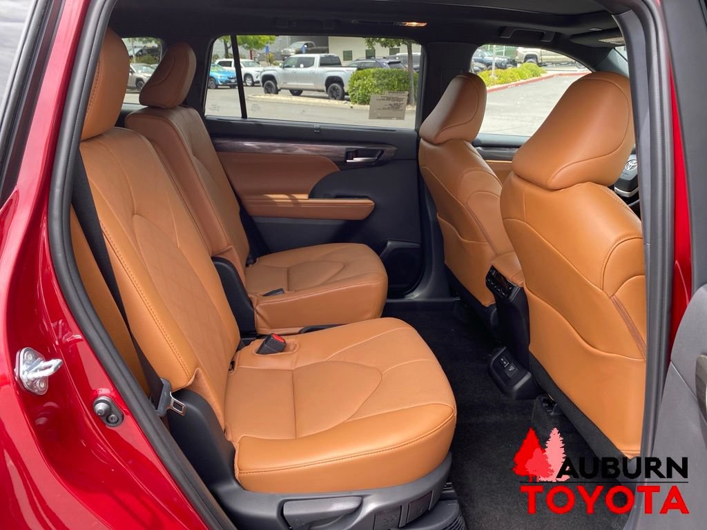 New 2026 Toyota Highlander Platinum AWD/4WD image 16