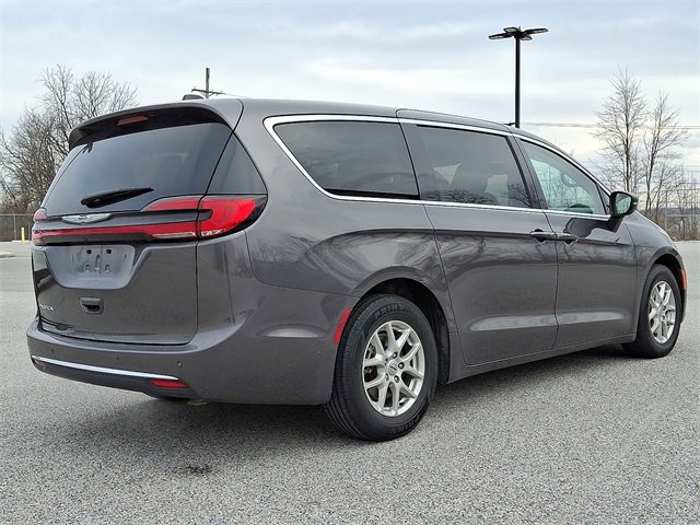 Used 2023 Chrysler Pacifica Touring-L image 9